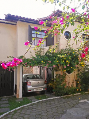 Casa a 500m da Rua das Pedras em lindo condomínio com portaria 24h